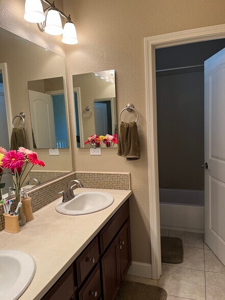 Building Photo - 590 Selby Ln