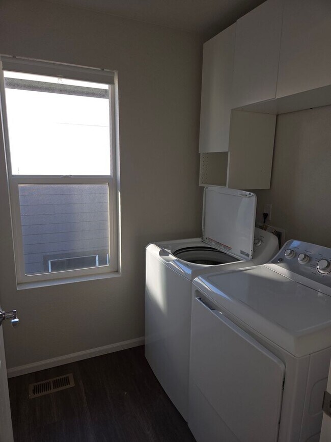 Building Photo - Modern Comfort in a Prime Location – 3 Bed / 2.5 Bath Home in Denver!