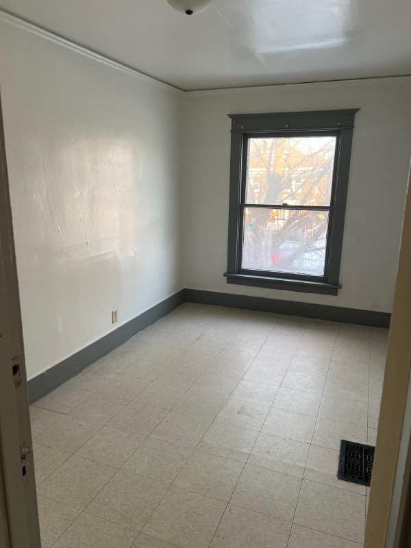 Building Photo - 1330 S Oak Ave