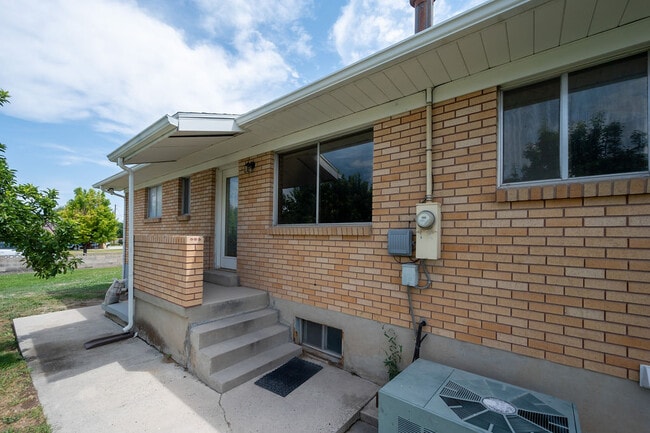 Building Photo - 11044 S Temple Dr