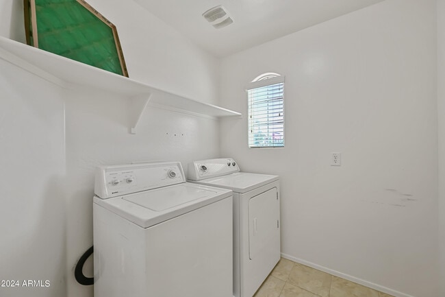Building Photo - 2257 S Ponderosa Dr