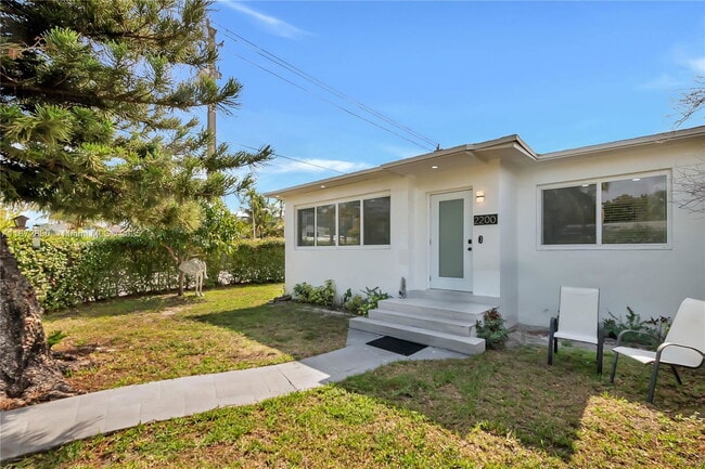 Primary Photo - 2200 SW 21st St