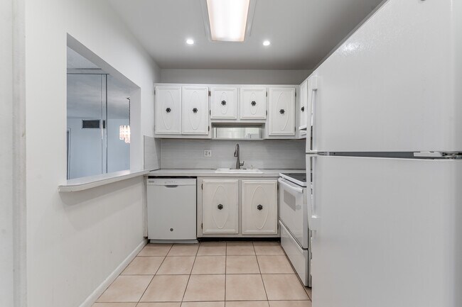 Building Photo - 251 S Cypress Rd