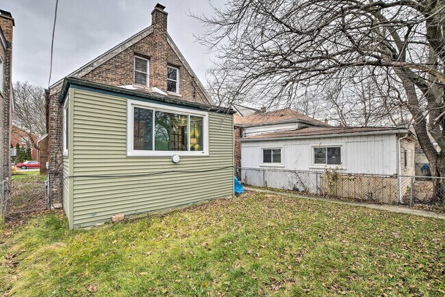 Building Photo - 10431 S Eberhart Ave