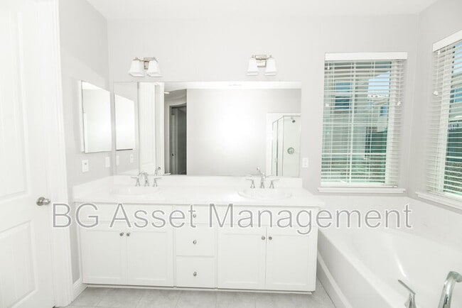 Building Photo - 3138 La Corona Dr