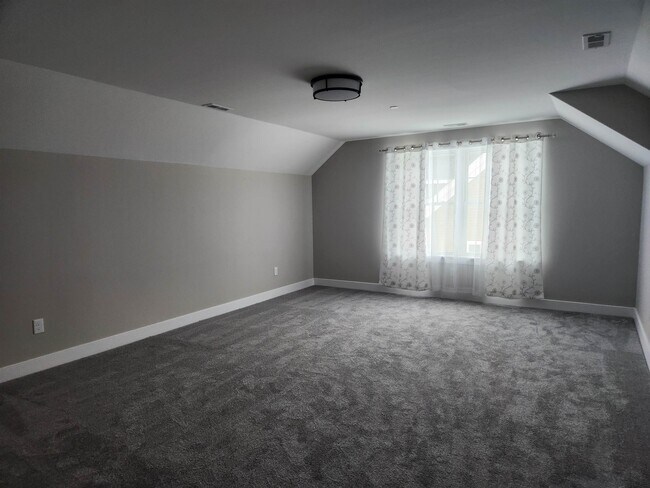 Building Photo - 57 Evergreen Dr