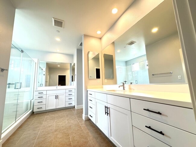 Building Photo - Beautiful 4Bd/3Ba Spacious Home in Costa M...