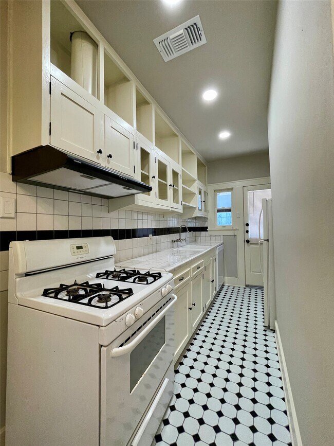 Building Photo - 1201 W Gray St