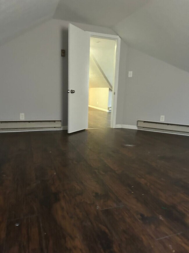 Building Photo - 3 bedroom, 3 bath single family home in So...