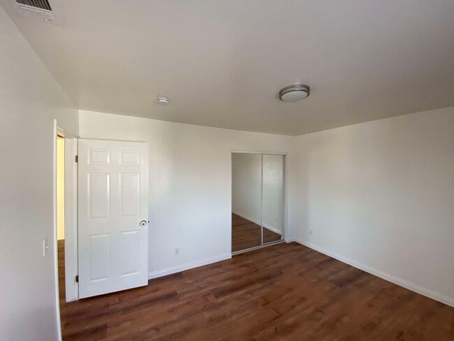 Building Photo - 762 W 21st St