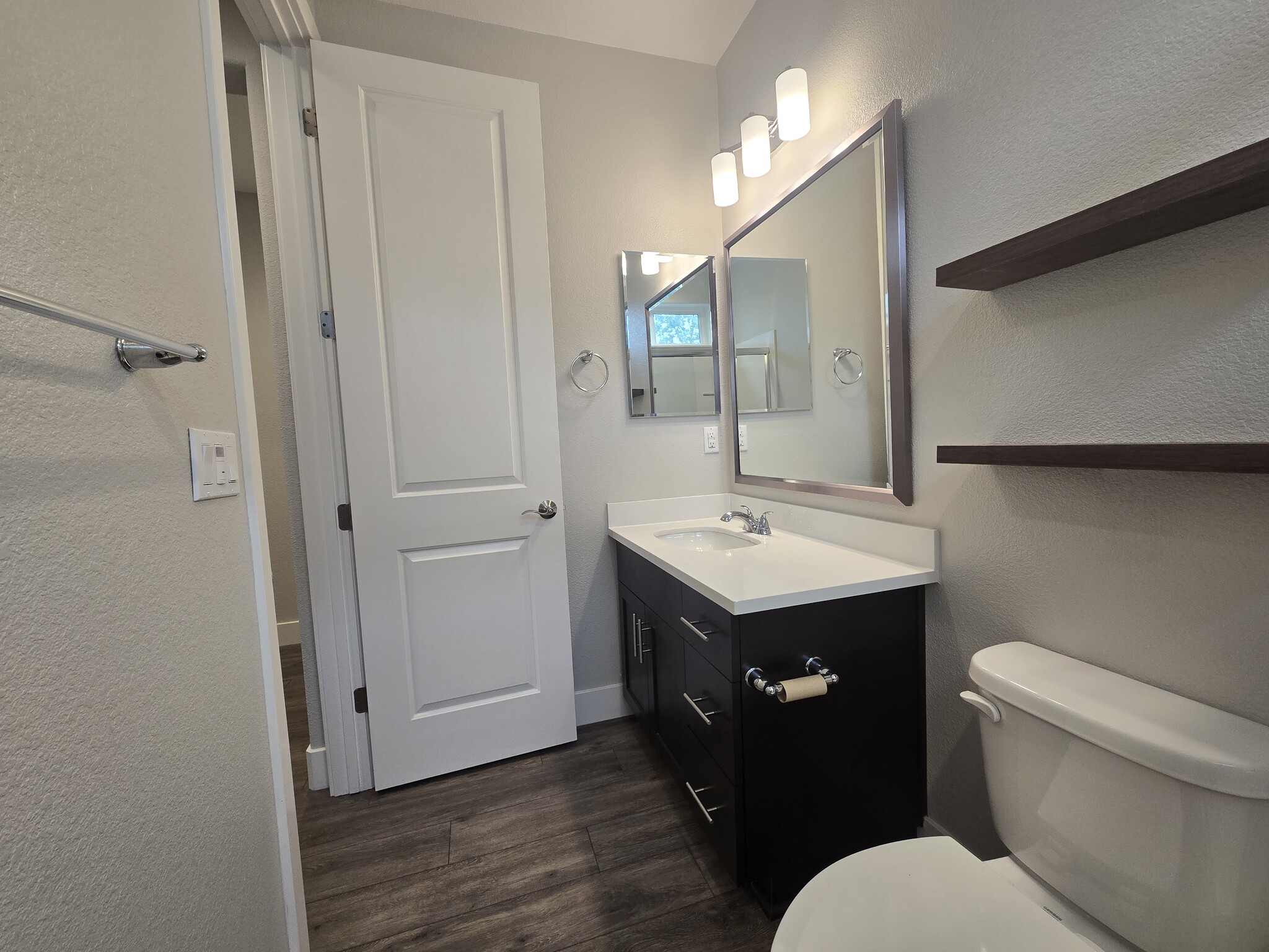 Entry full bathroom - 1429 Brody Bird Ln