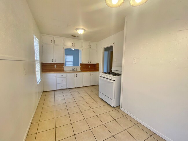 Building Photo - 3 Bed 1 Bath Now Available!