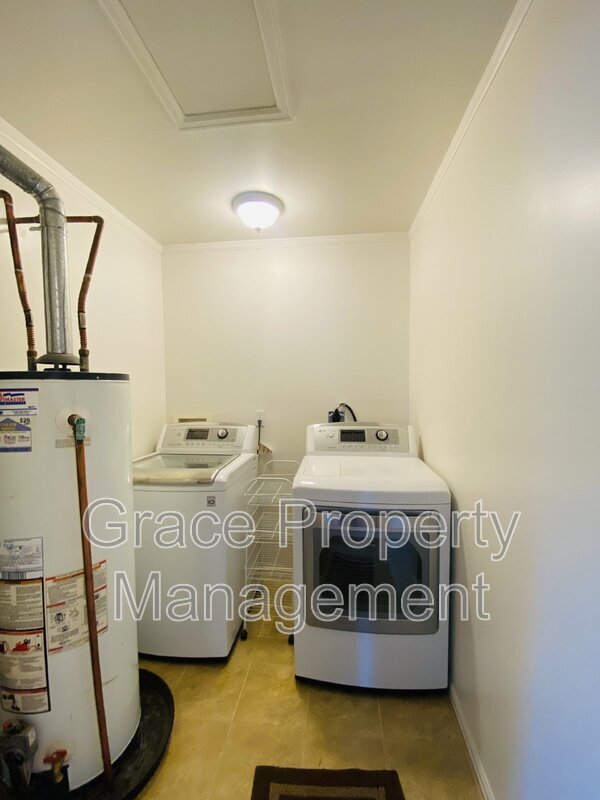 Building Photo - 6028 Forest Dr