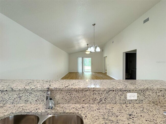 Building Photo - 908 Columbia Ln
