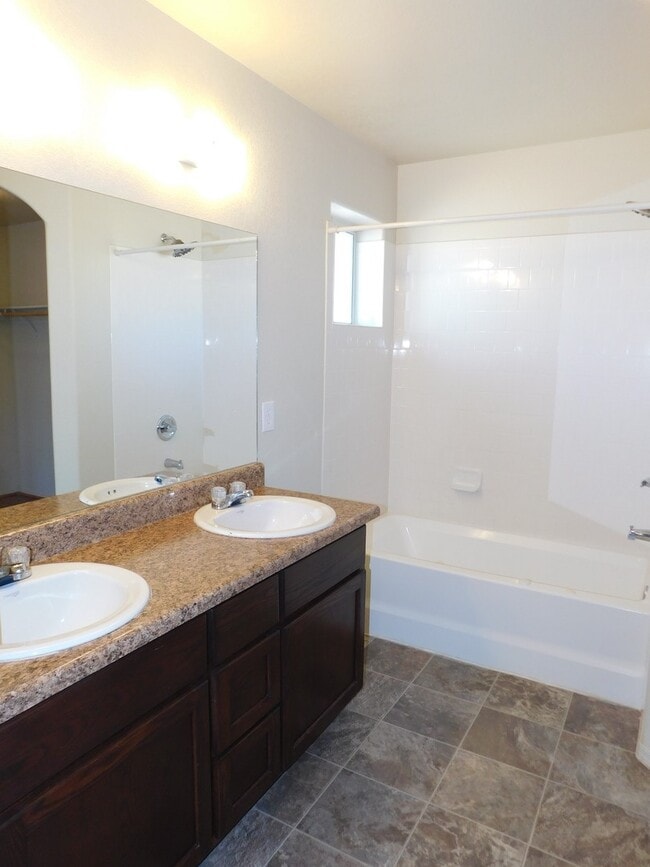 Building Photo - 4 BEDROOM HOME IN SAGUARO!