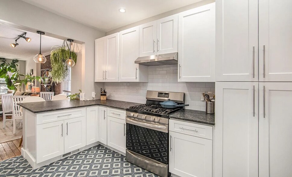 Building Photo - 121 E 8th Ave