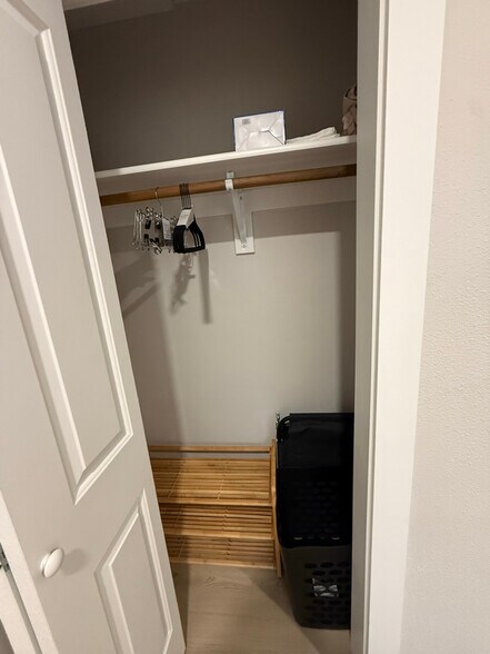 Building Photo - 3013 W Lakeside Dr