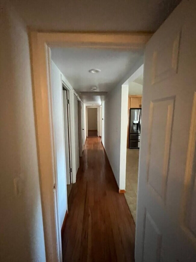 Building Photo - "Spacious 3 Bedroom/2 Bath Home in Florissant!"  Available for Move-In on 8/15/2026