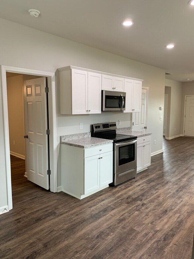 Building Photo - Don’t Miss This — Pre-Leasing 3-Bed, 2-Bath Home in Lakeside Cottages