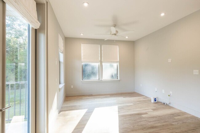 Building Photo - RARE 3 BEDROOM 2 BATH CONDO AT THE INLET -...
