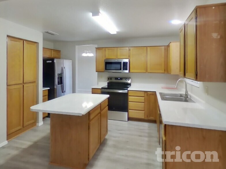 Building Photo - 8988 W Tuckey Ln