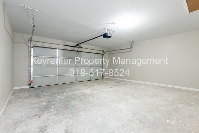 Building Photo - 4 Bedroom 2 Bath + Updated