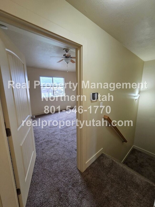 Building Photo - 3 Bedroom 2 Bath Townhome in West Haven Available Now!