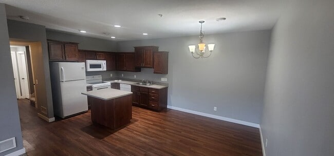 Building Photo - Beautiful 3 Bed Town Home for Rent