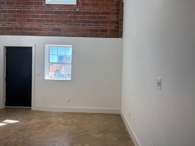 Building Photo - One bedroom loft in Midtown OKC!