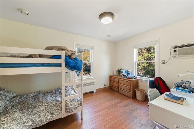 Building Photo - 10 Taft Ln