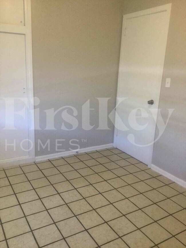 Building Photo - 609 Snowden Dr