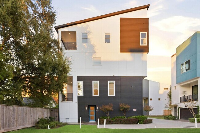 Building Photo - 2412 Canal St