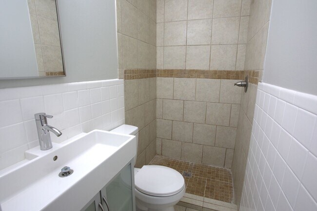 Building Photo - 3 Bedroom / 2 Bath Home for Rent – S Knox - Ideal for students. Lawn care included!