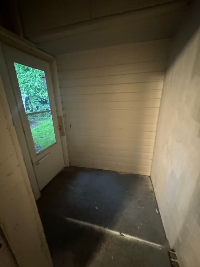 Building Photo - 165 Huff St