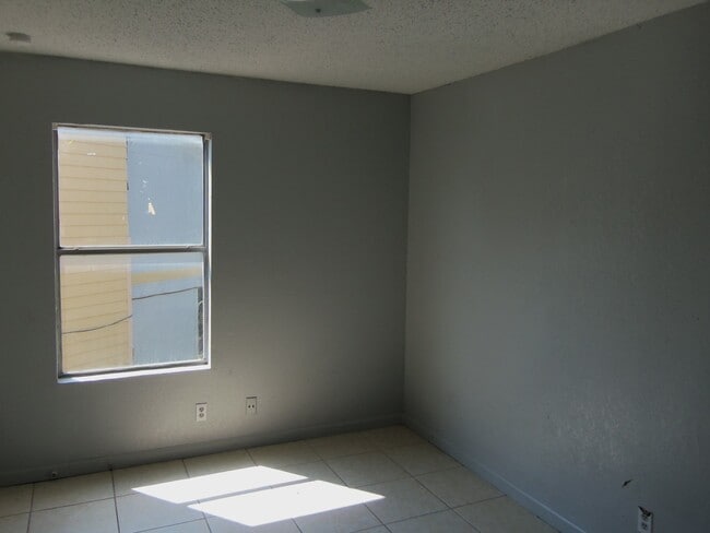 Building Photo - 6014 B Conti in SE Austin!!