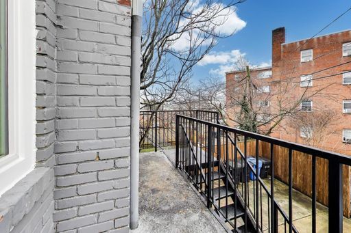 Building Photo - 924 19th St NE