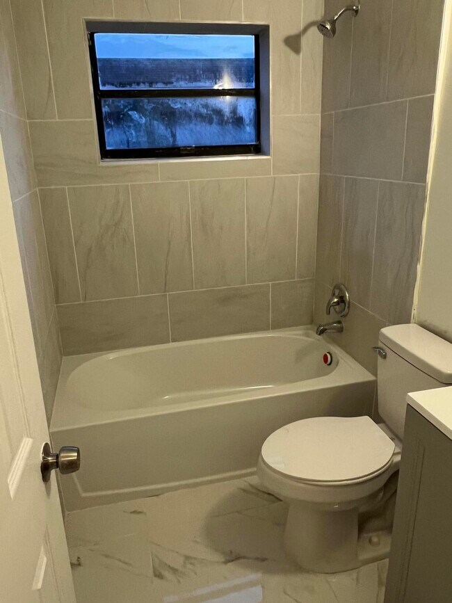 Building Photo - 911 S B St