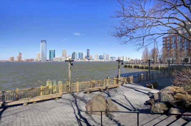 Building Photo - 4 bedroom in NEW YORK NY 10280
