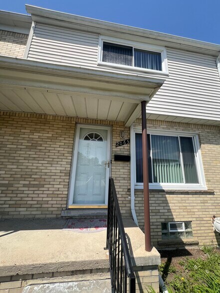 Building Photo - 2065 E Maple Rd