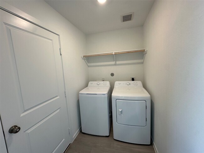 Building Photo - 15131 Willowater Dr