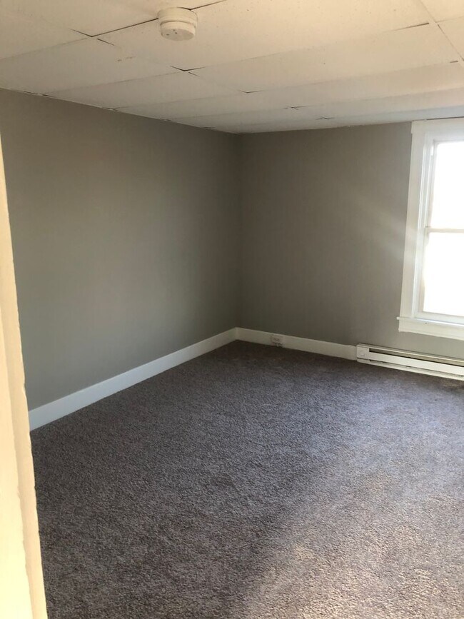 Building Photo - Cozy 4 Bedroom, 1 Bath Home in West York Schools!