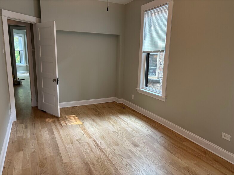 Bedroom - 1429 W Thome Ave