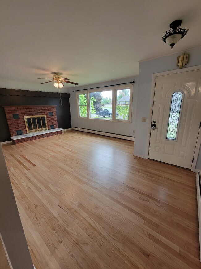 Building Photo - Parsonage