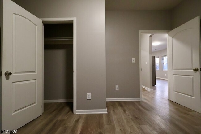 Building Photo - 456 Avon Ave