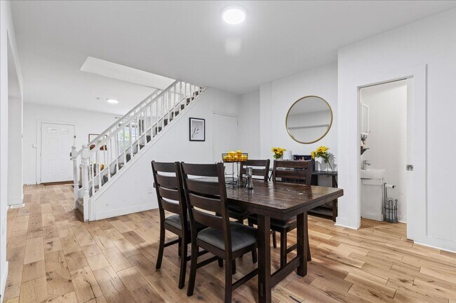 Building Photo - Renovated 3-bed, 2.5-bath house in Heart o...