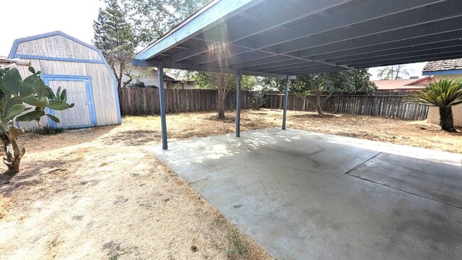 Building Photo - 3 Bedroom 2 Bath Home on Large Corner Lot