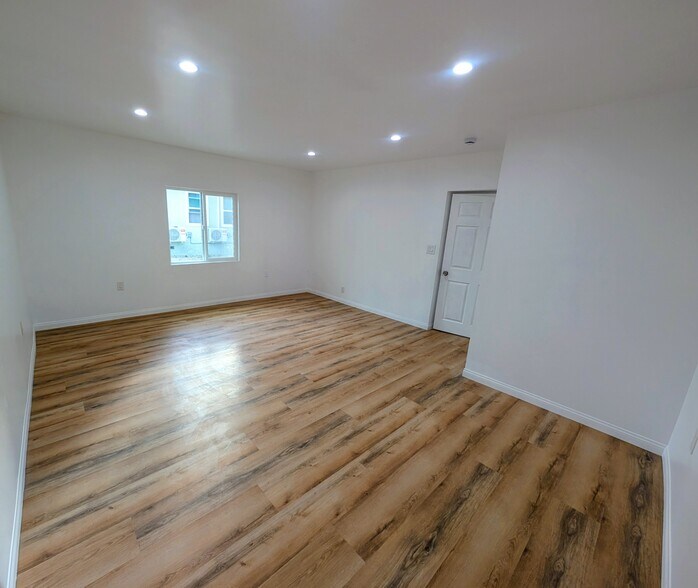 Building Photo - 2125 Carmona Ave