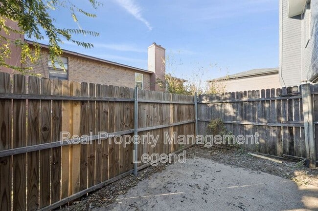 Building Photo - 8109 Silver Creek Rd