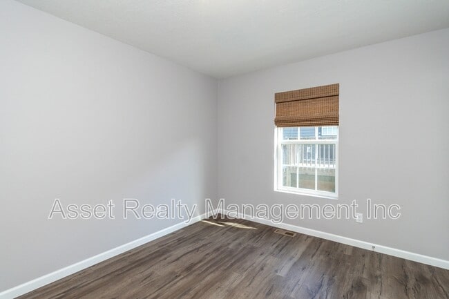 Building Photo - 524 Midlake Dr NE