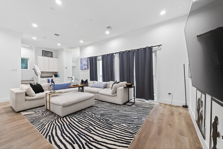 Living Area - 523 Schweikhardt St